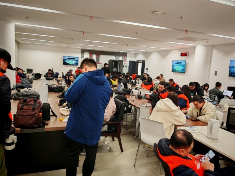  記者曬超級杯報道現場圖：中國足球2025第一戰(zhàn)，關注度拉滿