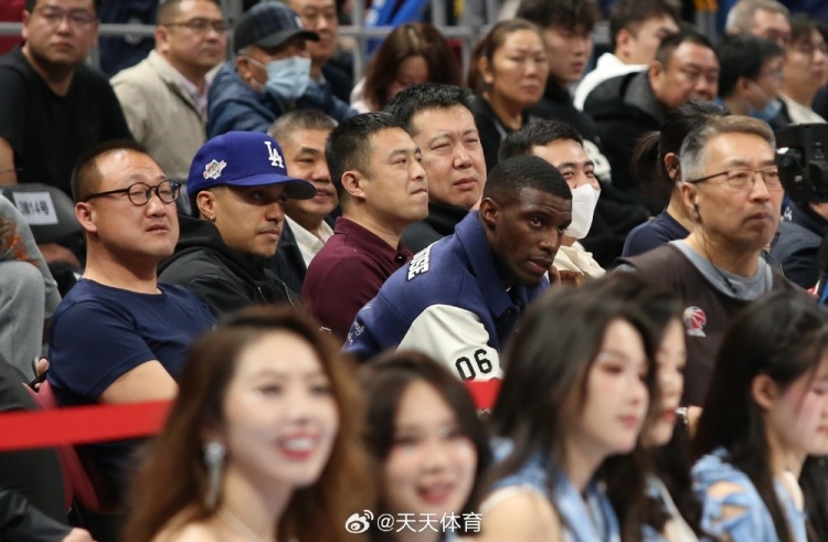  真籃球迷！國(guó)安外援法比奧攜玉昆外援科斯塔來(lái)到五棵松觀戰(zhàn)CBA
