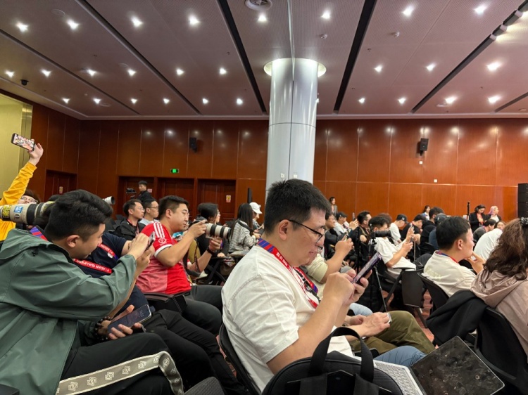  萬眾矚目！記者擠滿國足賽前新聞發(fā)布廳，賽場記者預(yù)計(jì)超300人