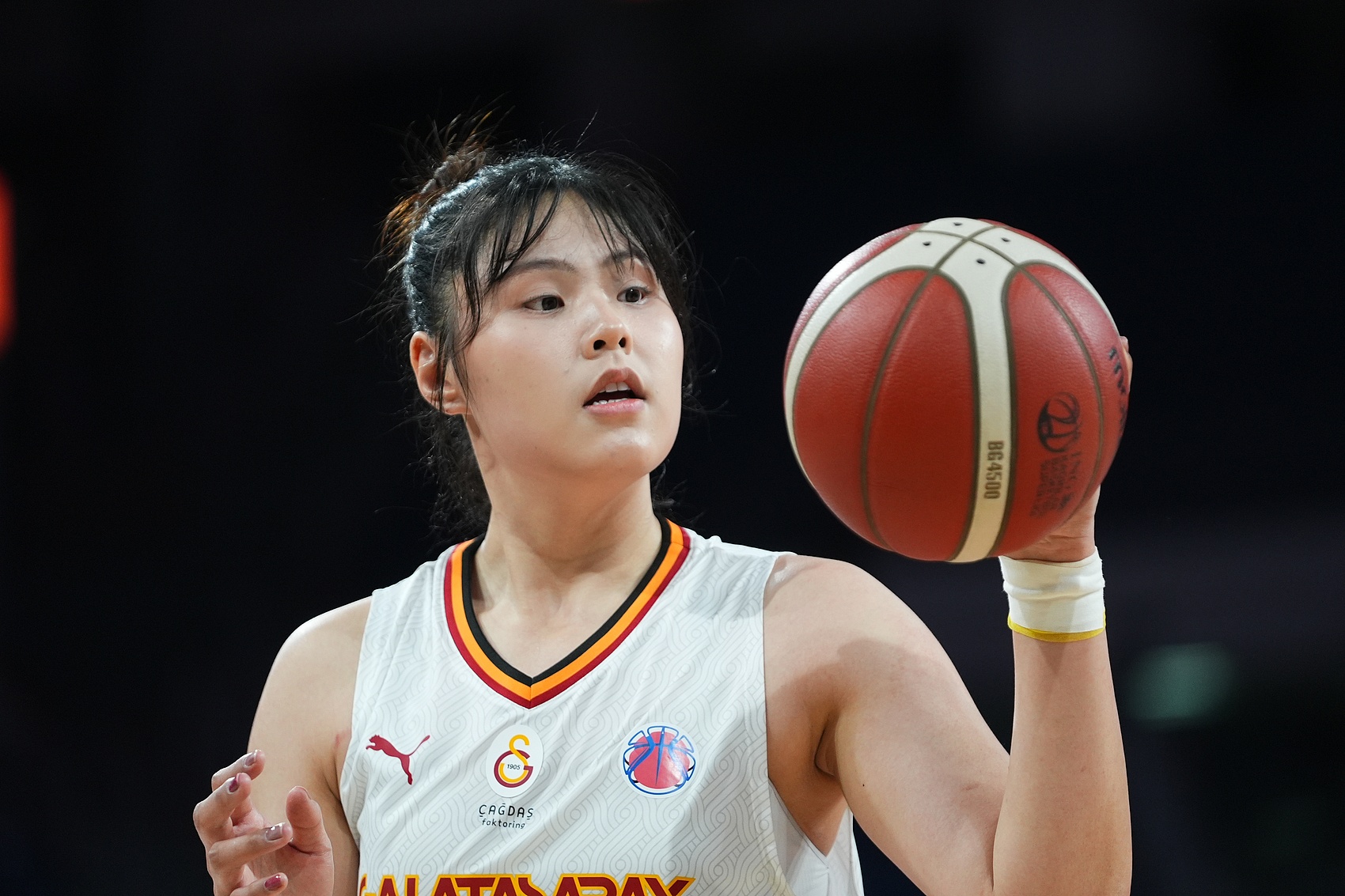  穩(wěn)定高效！李月汝9中6得到18分10板1助2斷1帽 罰球6中6